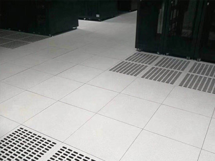 工程監理對深基坑樁基施工控制要點的探討